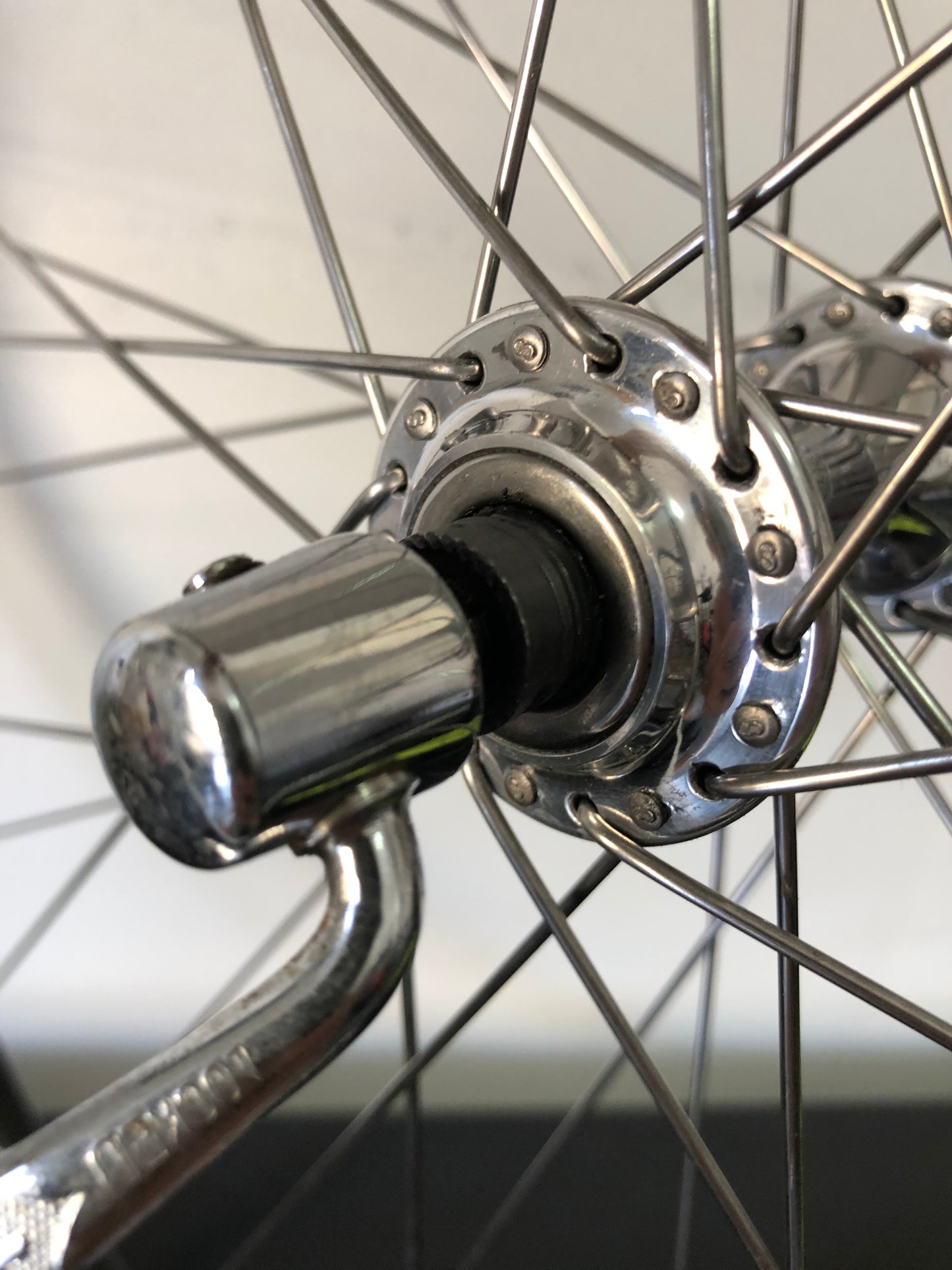 Ruota anteriore corsa, Ambrosio Montreal tubolare su mozzo Campagnolo Chorus. 700c