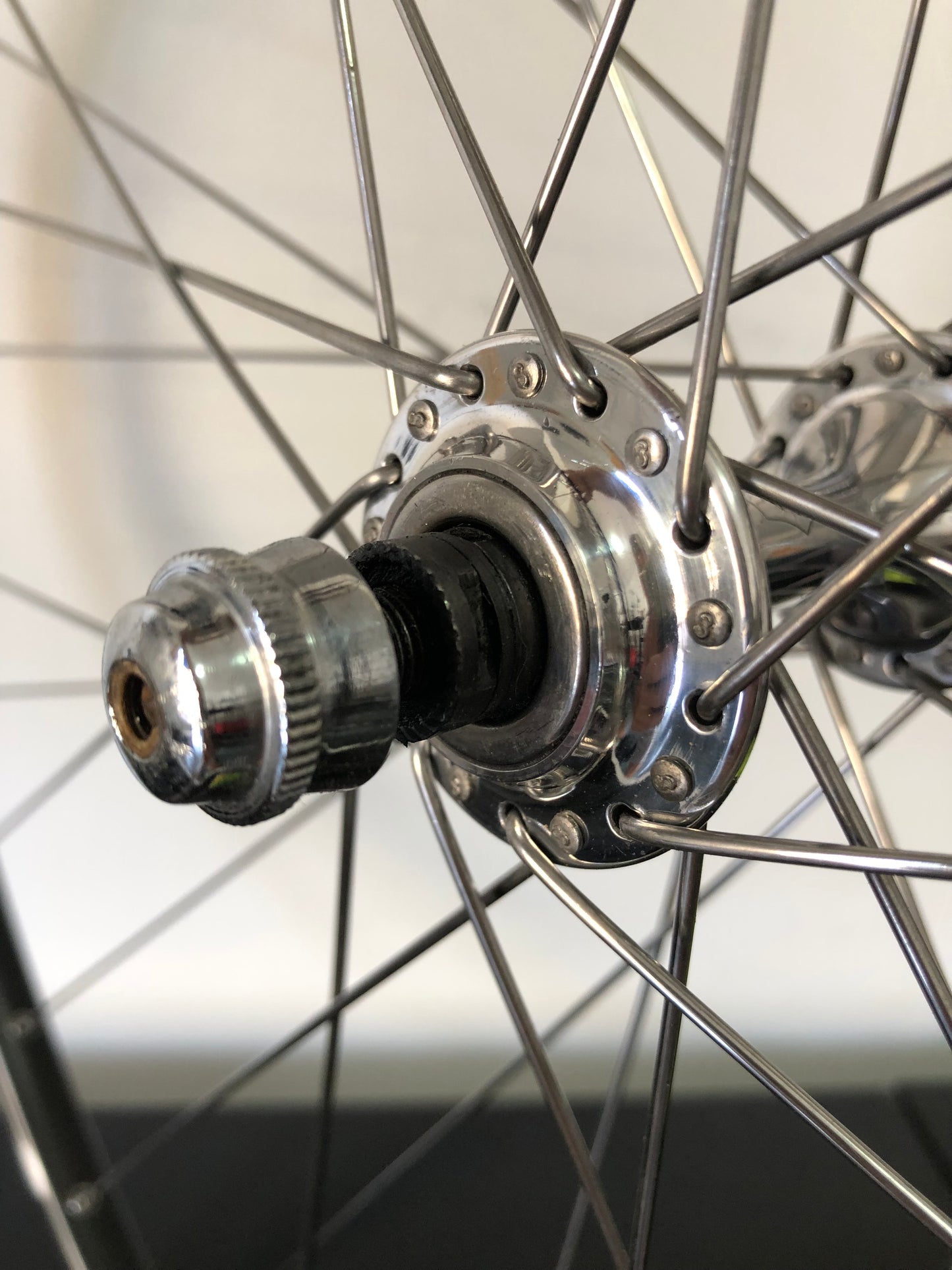 Ruota anteriore corsa, Ambrosio Montreal tubolare su mozzo Campagnolo Chorus. 700c