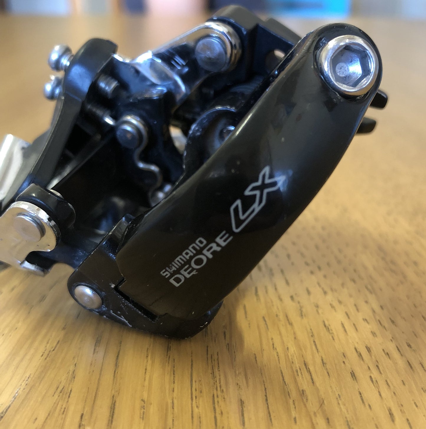 Deragliatore MTB Shimano LX FD-M567. Fascetta bassa, dual pull.