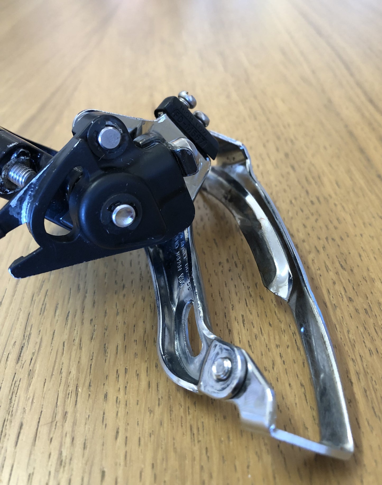 Deragliatore MTB Shimano LX FD-M567. Fascetta bassa, dual pull.