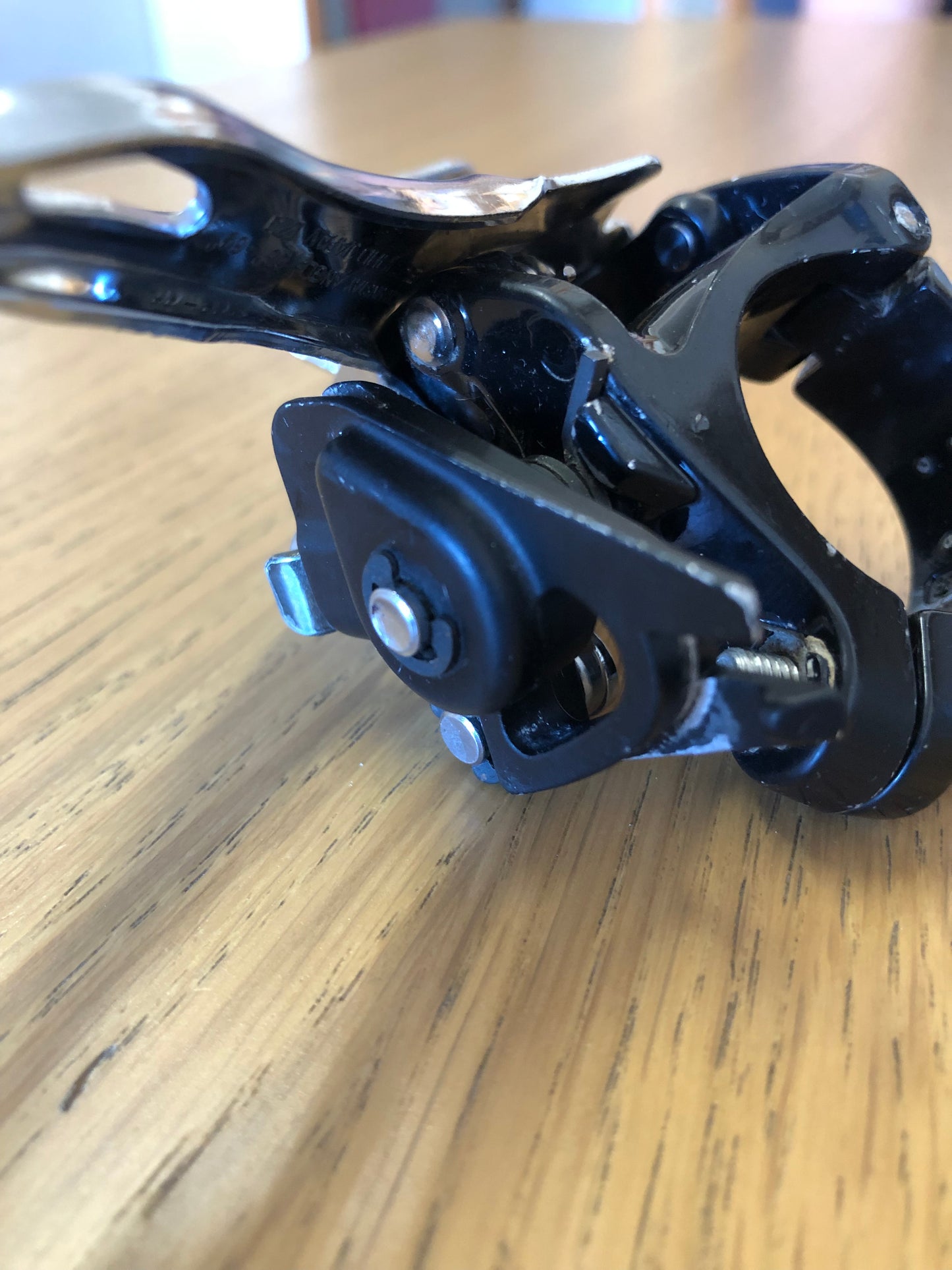 Deragliatore MTB Shimano LX FD-M567. Fascetta bassa, dual pull.